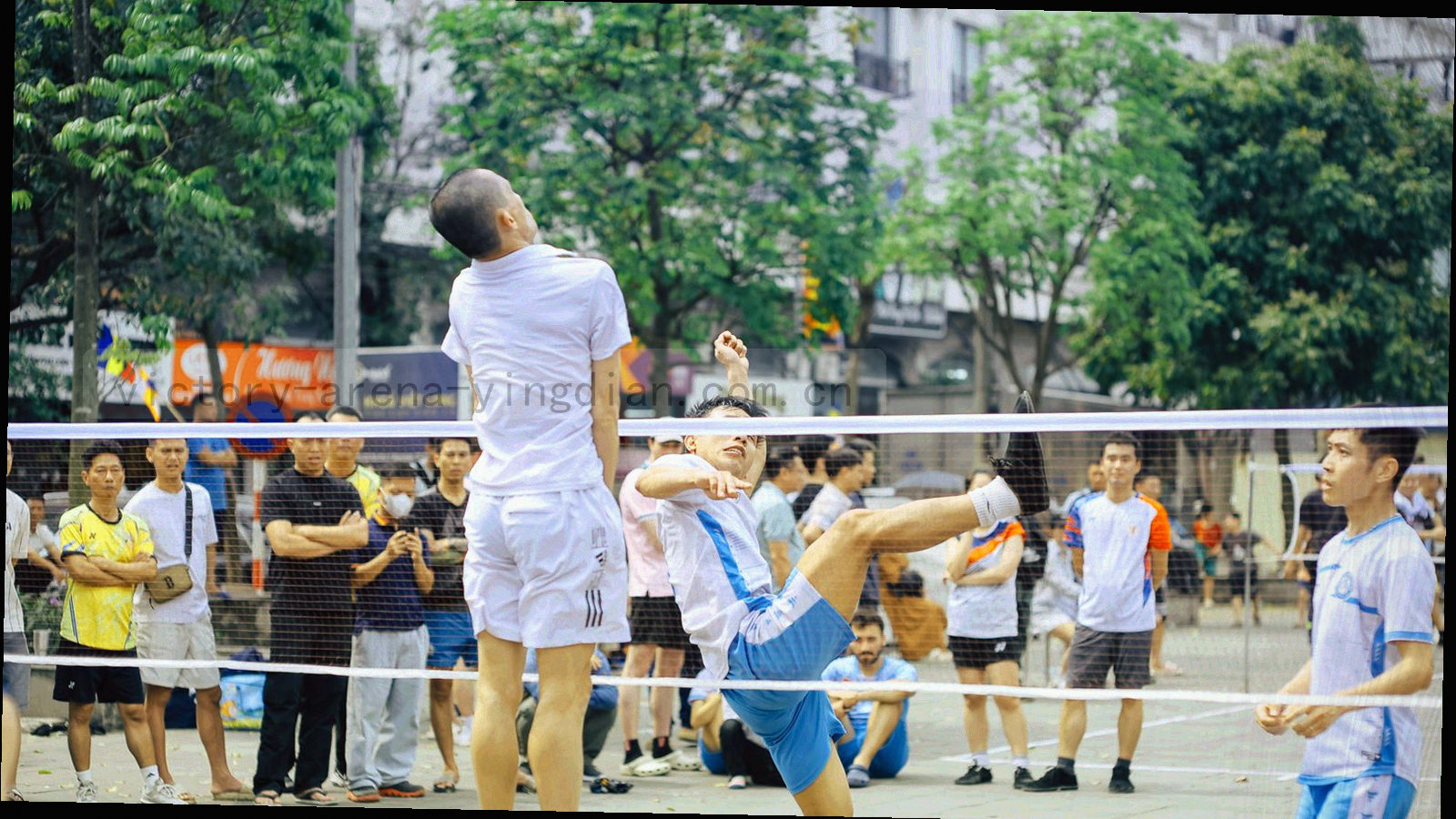 暗色纸面叠层的抽象纹理，边缘带荧光青柠色细线与印刷网纹